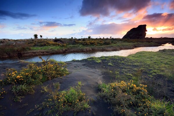 Paysage fluvial sur fond de coucher de soleil