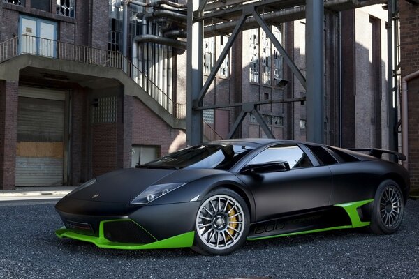 Lamborghini nera sulla spesa