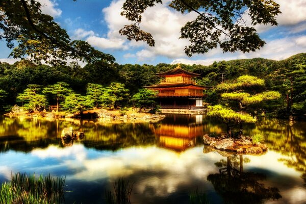 Japanische Struktur am Wasser