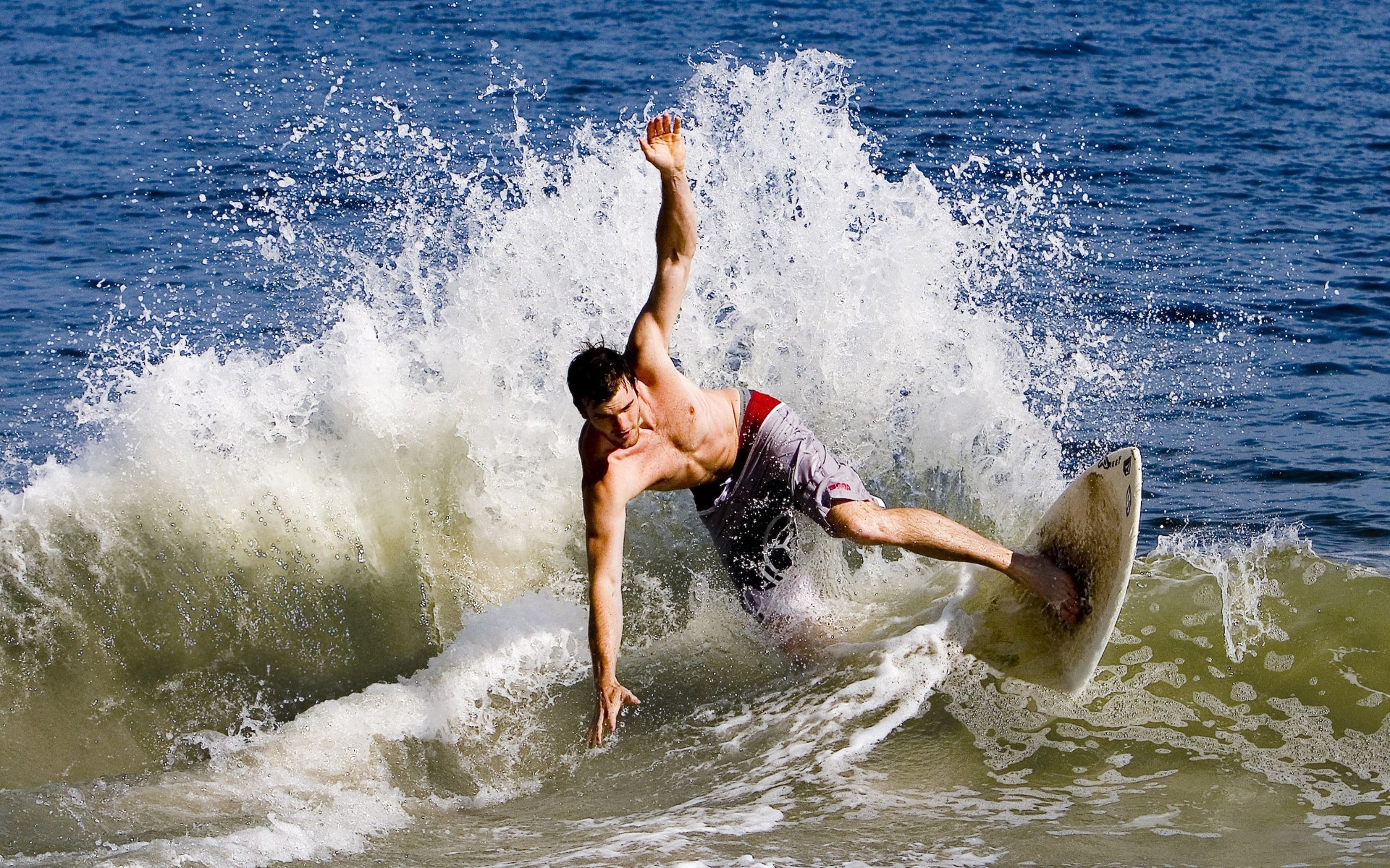 surfen wasser brandung aktion ozean strand meer vergnügen wassersport freizeit erholung bewegung spritzen nass spray sommer meer welle aufregung mann sport bild hintergrund