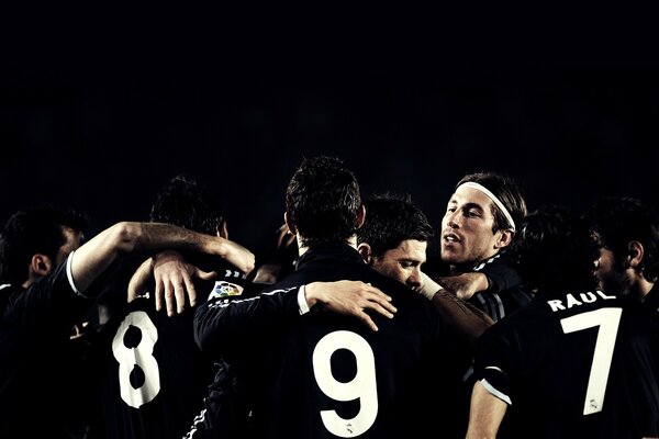 El equipo de fútbol celebra el gol