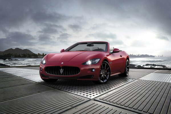 Roter Maserati am Meer