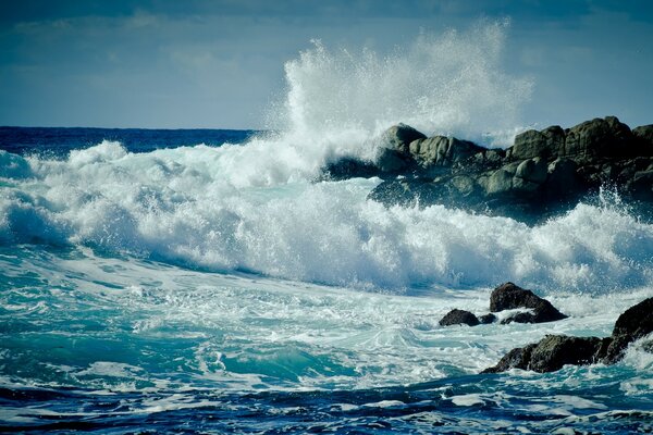 El océano enfurecido golpea las olas contra las rocas