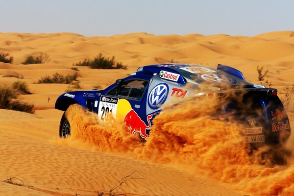 下午开车在沙漠里比赛