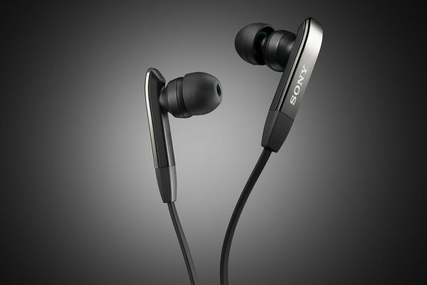 Проводные черные наушники Sony с лаконичным дизайном