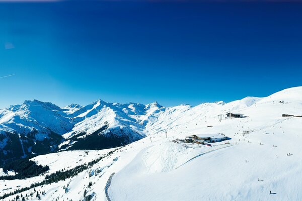 Montagnes enneigées, station d hiver