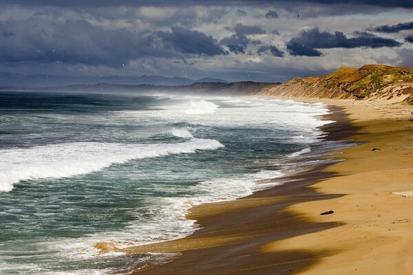 Bord de mer avec plage de sable