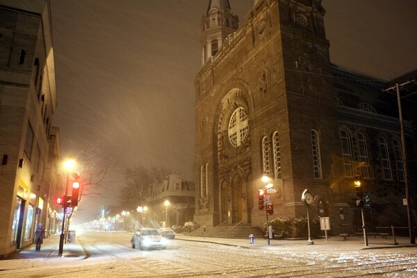 外面下雪了。 老建筑。 夜城