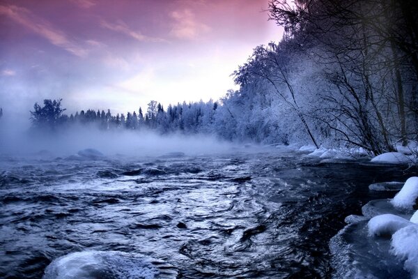 白雪皑皑的森林与暴风雨黑暗的水