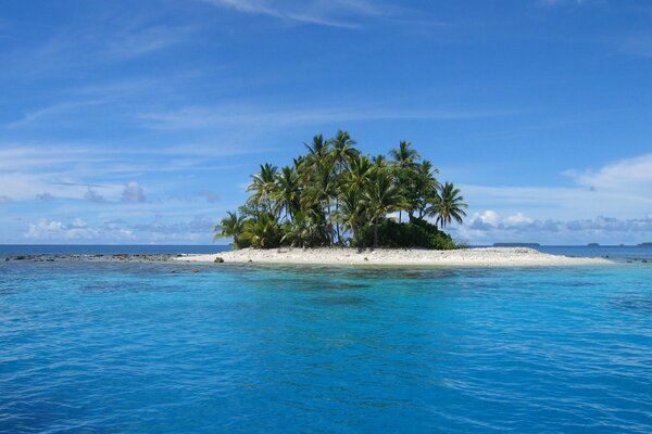 Una pequeña isla en medio del mar