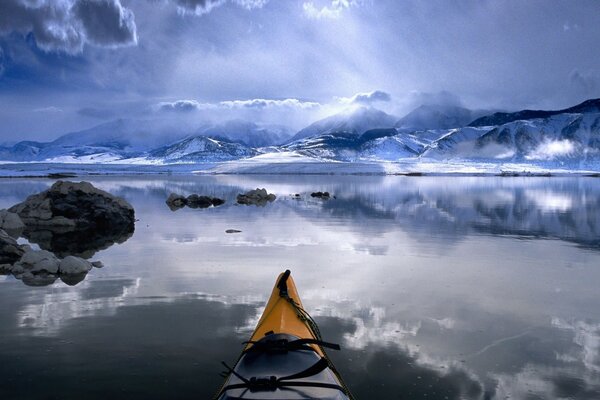 Navegar en kayak en el agua en invierno