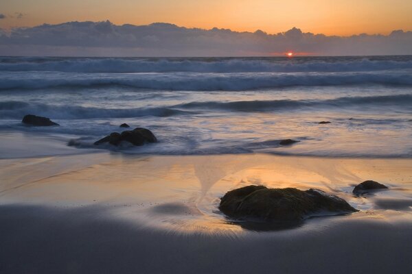 Il tramonto sulla riva del mare è meraviglioso