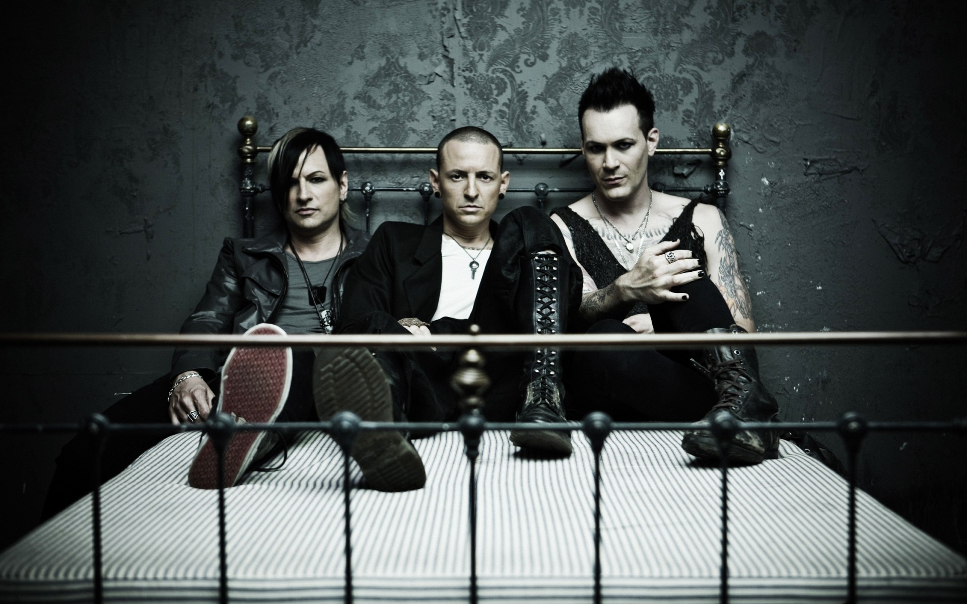 grupos de música adulto retrato homem dentro de casa música mulher solteiro grupo músico quarto rocha grupo amir derakh chester bennington ryan debulho