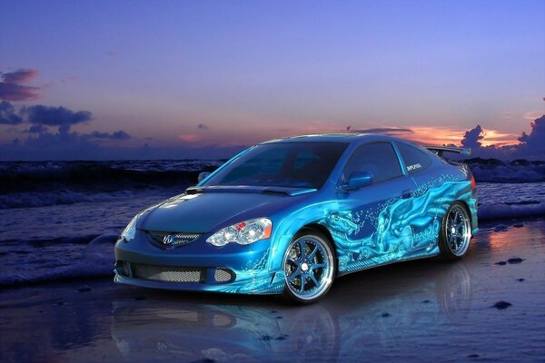 Voiture bleue avec motif sur la plage