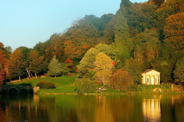 Maison au bord du lac à l automne