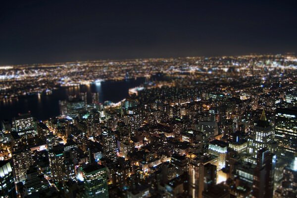 Arquitectura de la ciudad nocturna con luces