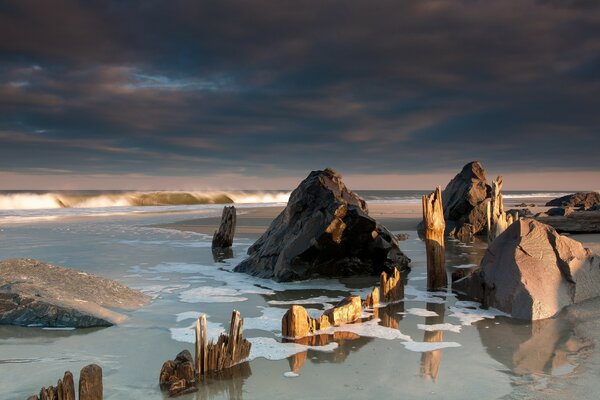 Wilder Strand mit großen Meereswellen