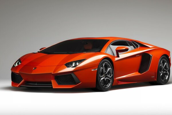 Schöner roter Lamborghini mit schwarzen Rädern