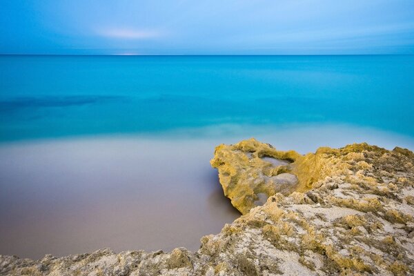 Mer bleu ciel avec plage de sable propre