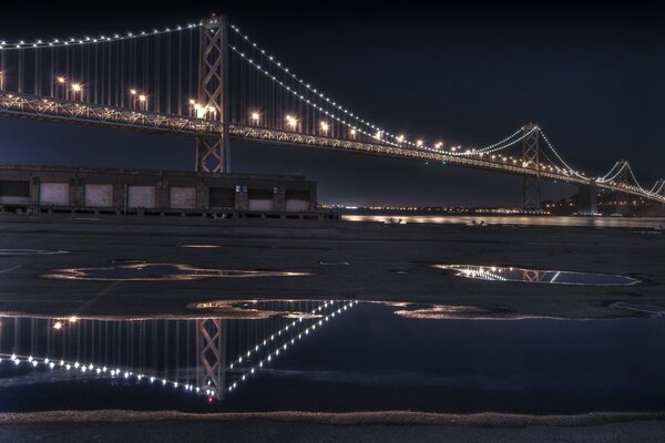 Eine bekannte Brücke in den USA in der Nacht