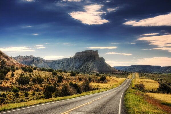 Hermoso paisaje desde el camino que se aleja