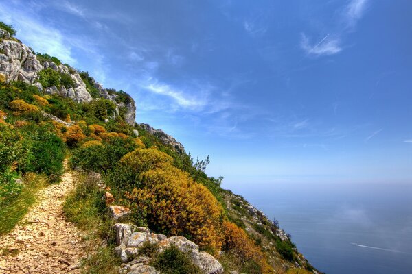 Berglandschaft mit Steinen und Vegetation mit Meerblick