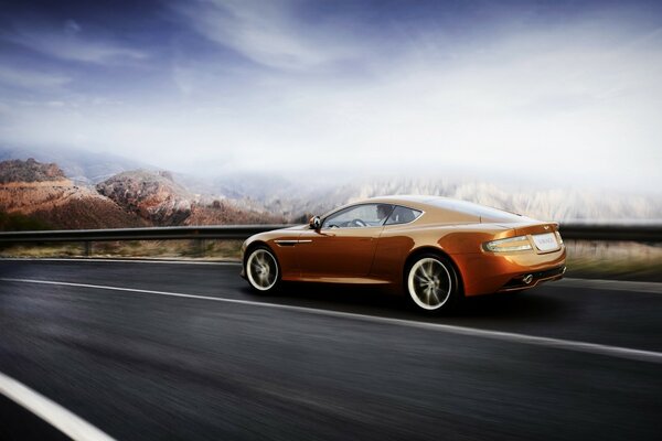 Aston martin im Hintergrund der Berge