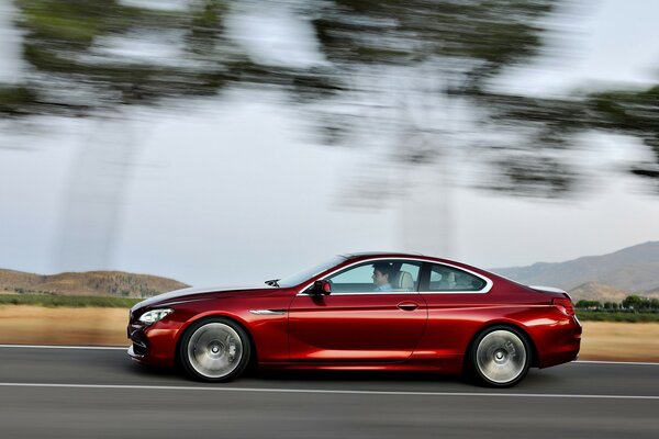 Monte une voiture de couleur rouge