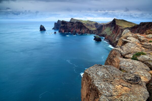 Mer. Eau bleue. Voyage et loisirs. Vacance. Falaises