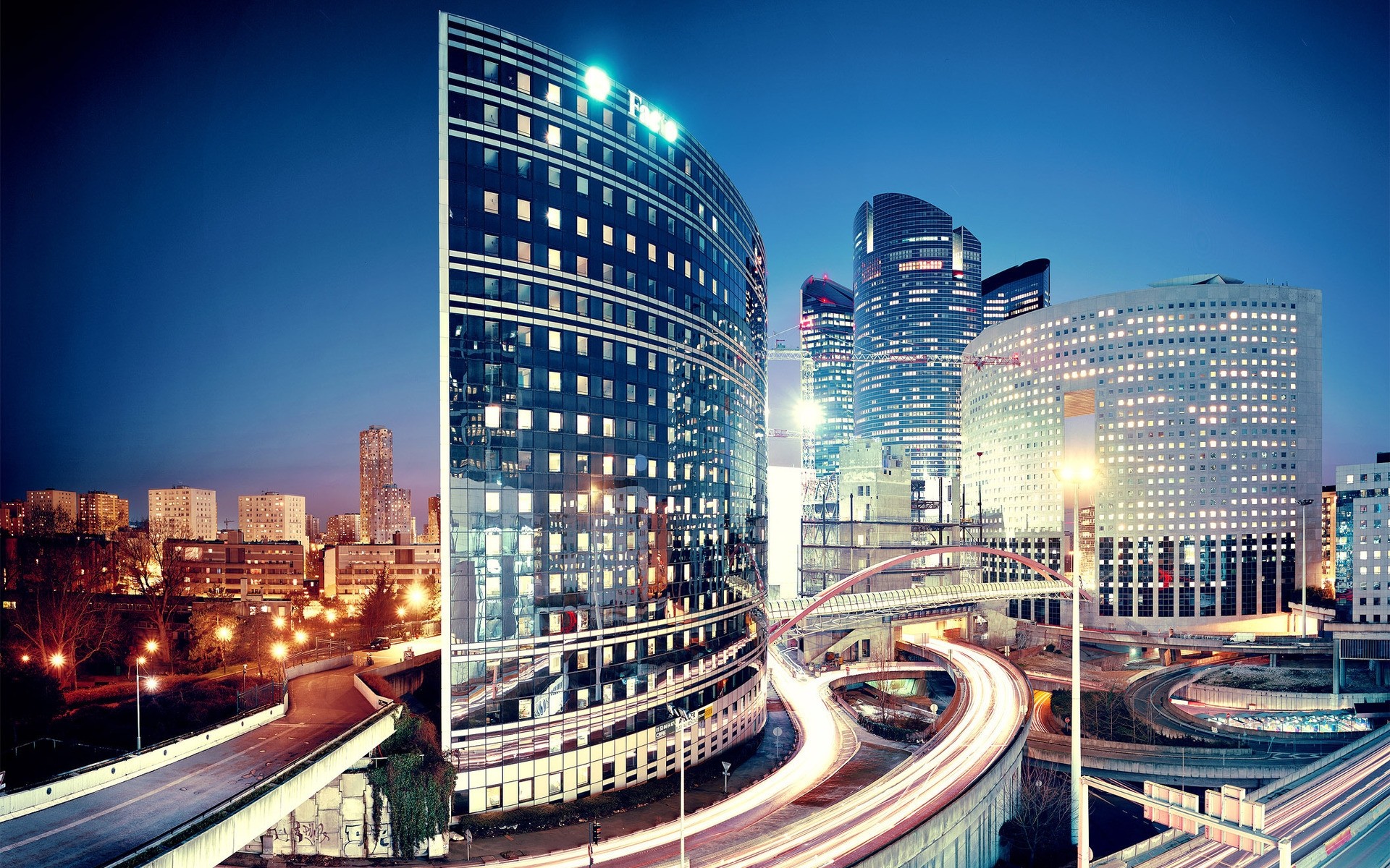 frança cidade arquitetura casa tráfego centro da cidade crepúsculo moderno urbano arranha-céu viajar cidade estrada sistema de transporte noite negócios iluminação rodovia céu skyline carro iluminação noite edifícios