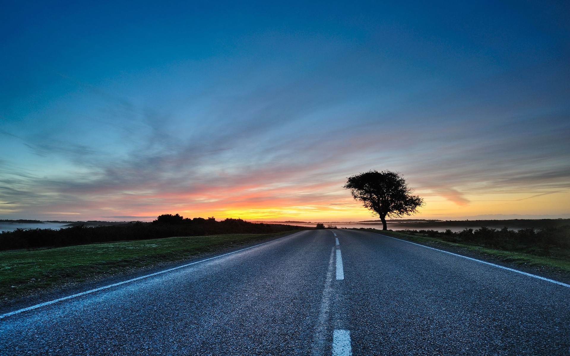 krajobrazy droga asfalt autostrada krajobraz zachód słońca niebo podróże przewodnik słońce natura świt wiejski ulica perspektywy wieś akord długi niebieski tło