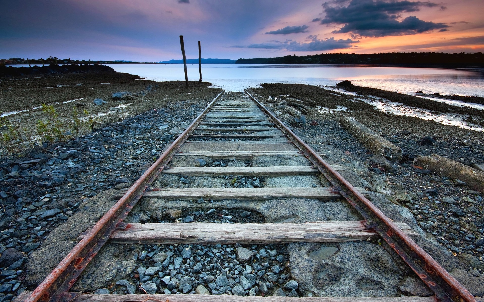 paisagens ferrovia trem trilha viagens guia sistema de transporte céu cascalho estrada água ao ar livre perspectiva linha ferro paisagem aço vintage foto mar fundo natureza vista