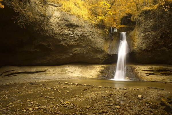 Kleiner Wasserfall aus Stein