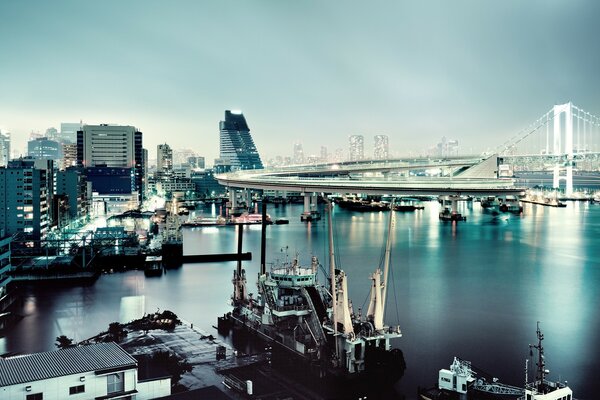 Um porto em uma enorme metrópole do Japão