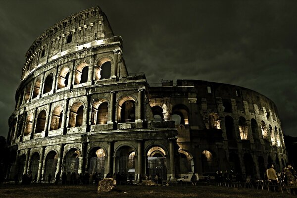 Vue nocturne du Colisée en Italie