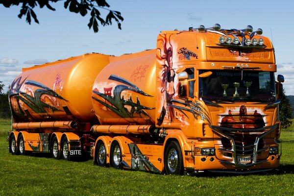 Orange LKW im Feld