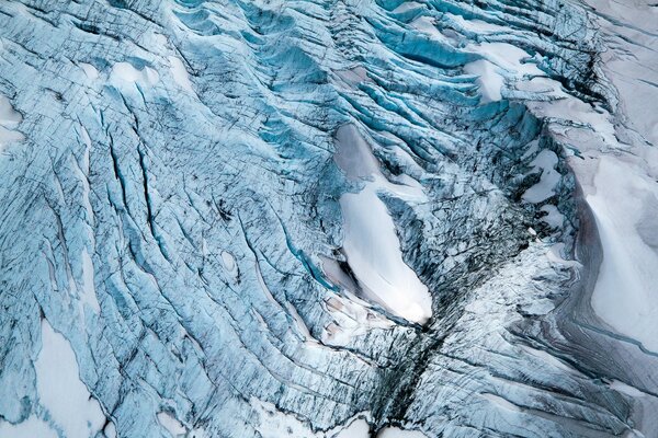 Paisaje invernal de rocas, hielo y nieve