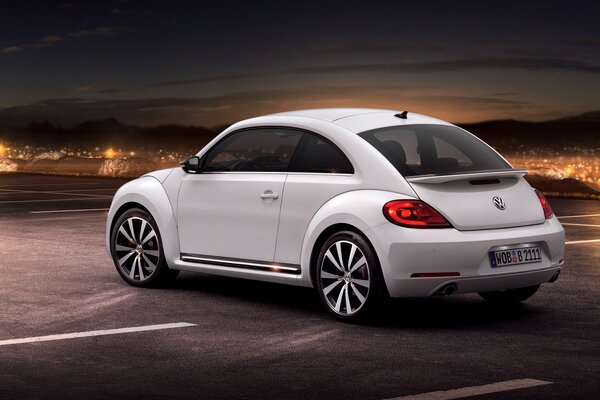 Voiture blanche Volkswagen sur asphalte