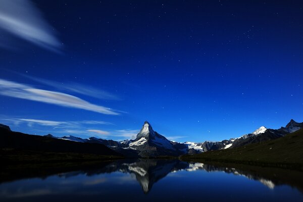 Paesaggio notturno, montagna sullo sfondo del Lago