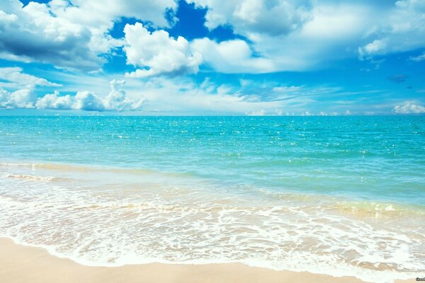 Schönes blaues Meer, Strand