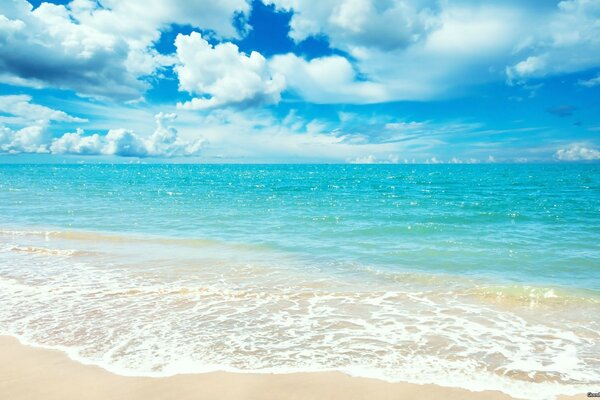 Красивое голубое море, пляж