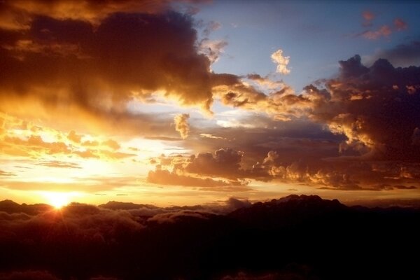 Pôr do sol dourado com nuvens espessas