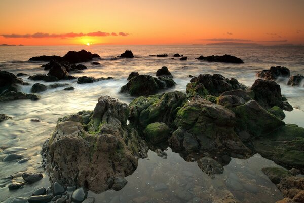 Rocas en el mar durante el atardecer