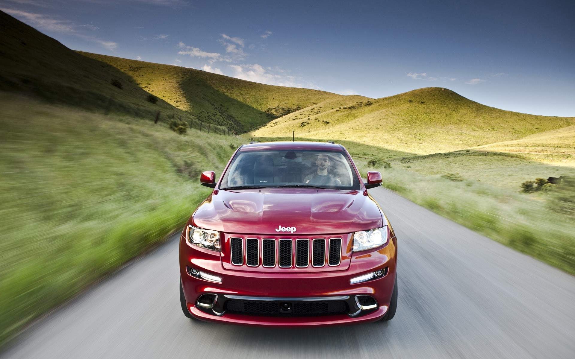 jeep voiture route asphalte système de transport voyage dépêchez-vous conduire voiture à l extérieur herbe jeep grand cherokee