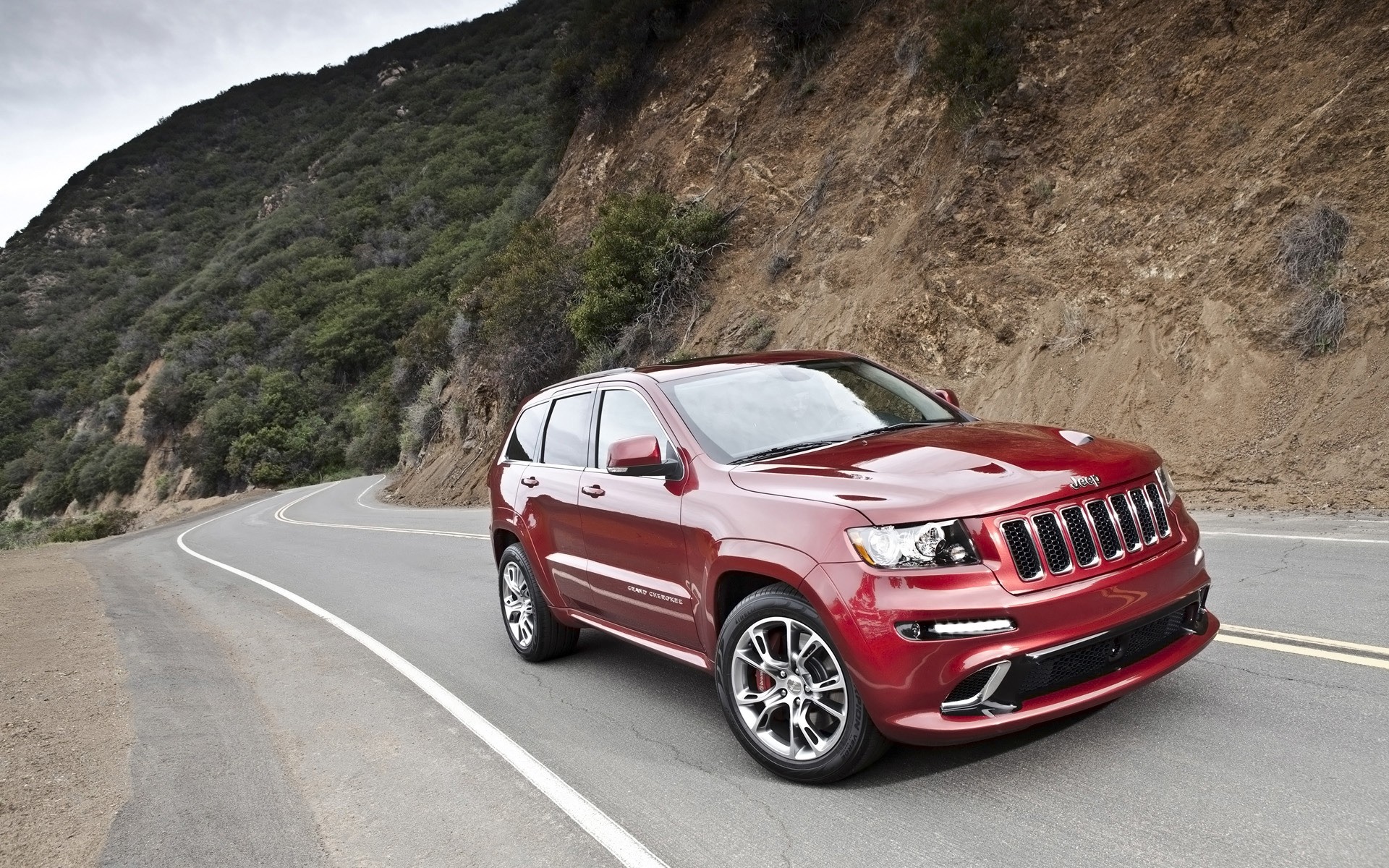 jeep voiture voiture système de transport route asphalte noir trottoir automobile lecteur dépêchez-vous voyage jeep grand cherokee