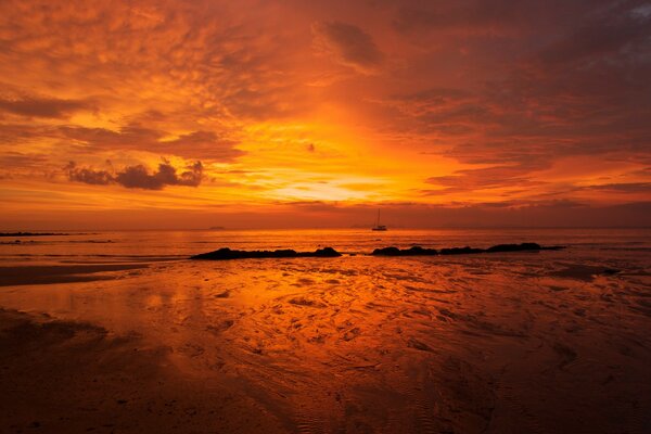 Pôr do sol do mar laranja brilhante