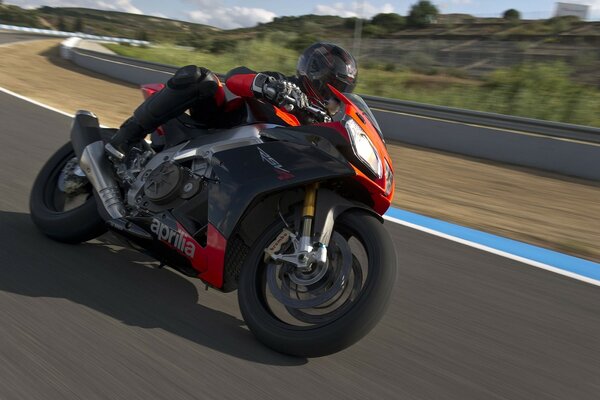 Course de vitesse moto dévers