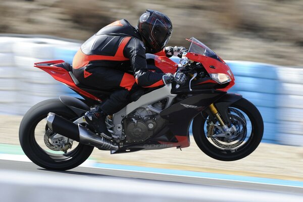 Veste rouge de saut de vitesse de motocycliste