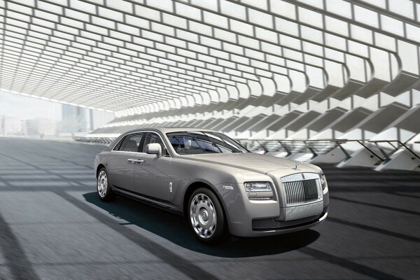 Silver Rolls Royce en el asfalto bajo el dosel