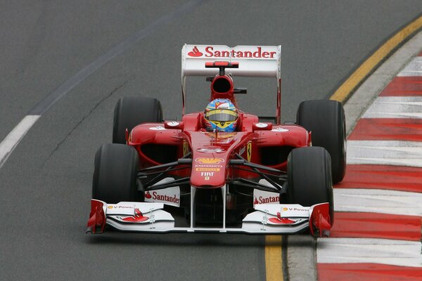 Voiture de course sur la piste